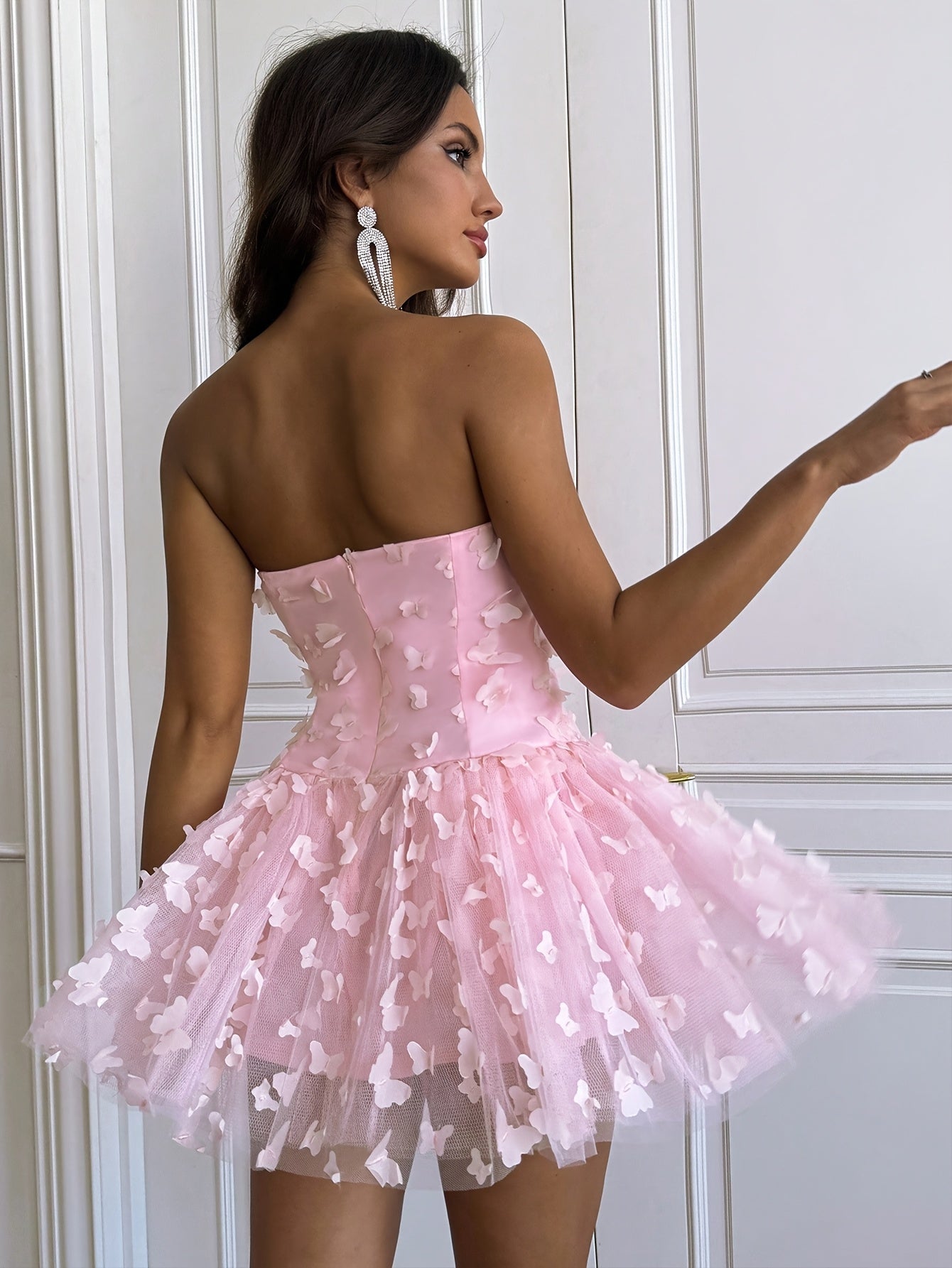 The 3D Butterfly-decorated Strapless Puffy Skirt For Ladies In Spring And Summer Is Fashionable, Elegant And Sexy. It Is Suitable For Going Out On Dates