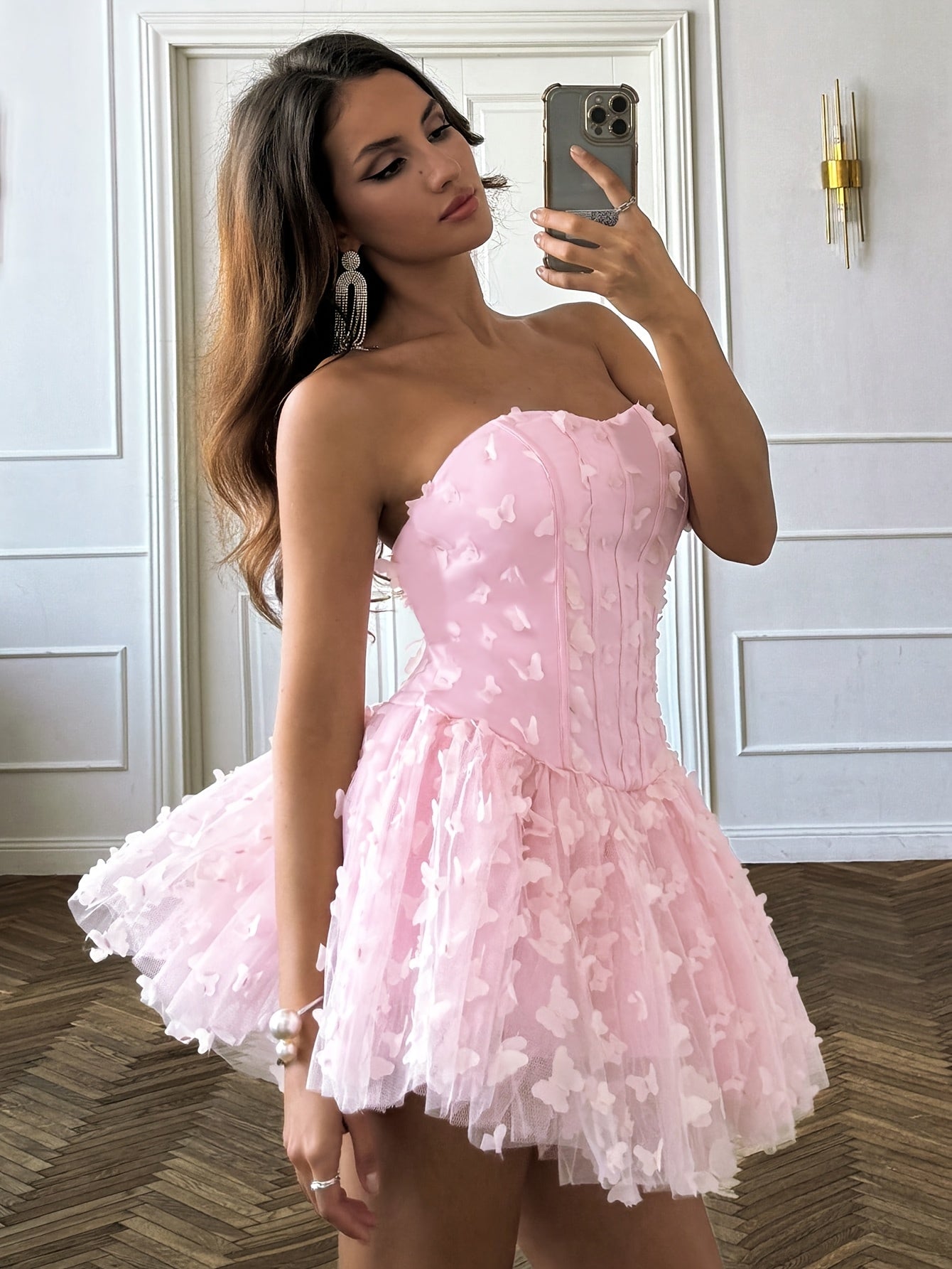 The 3D Butterfly-decorated Strapless Puffy Skirt For Ladies In Spring And Summer Is Fashionable, Elegant And Sexy. It Is Suitable For Going Out On Dates